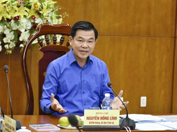 Đồng chí Nguyễn Hồng Lĩnh, Ủy viên Trung ương Đảng, Bí thư Tỉnh ủy, Chủ tịch HĐND tỉnh phát biểu kết luận tại cuộc họp.