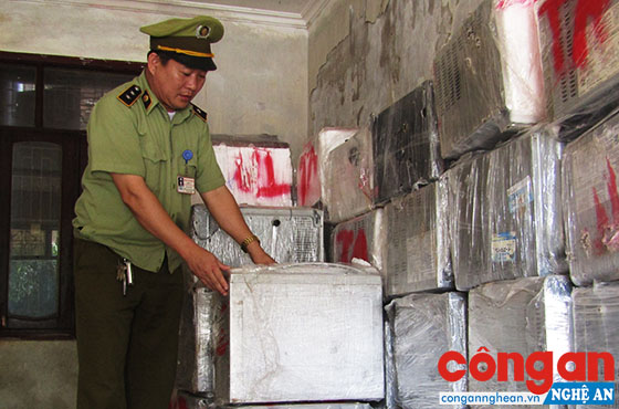 Lực lượng Quản lý thị trường Nghệ An kiểm tra số hàng hóa không rõ nguồn gốc