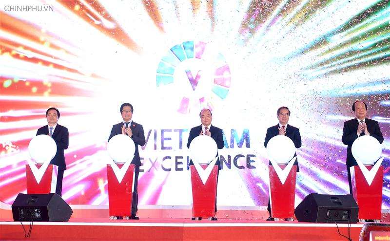 Thủ tướng Nguyễn Xuân Phúc bấm nút phát động phong trào “Hàng Việt Nam chinh phục người Việt Nam”. Ảnh: VGP/Quang Hiếu