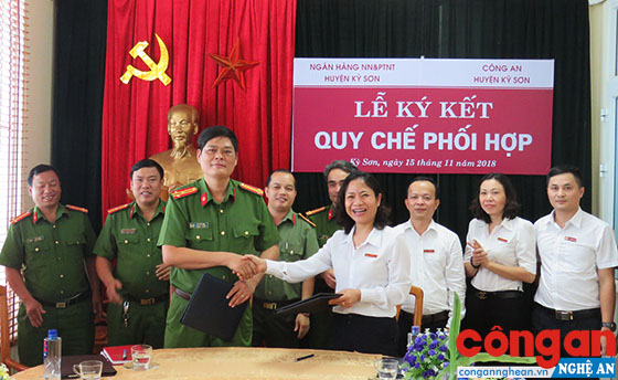 Lãnh đạo 2 đơn vị bàn giao văn bản chương trình phối hợp