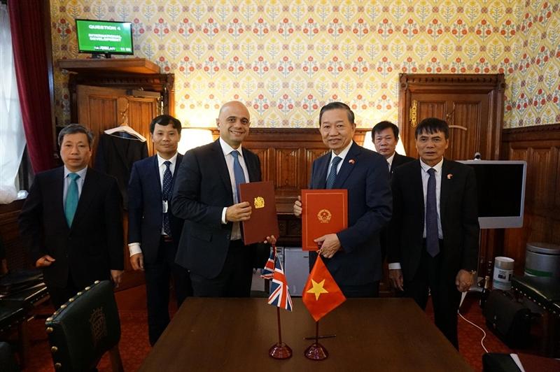 Thừa ủy quyền của Chính phủ hai nước, Bộ trưởng Tô Lâm và Bộ trưởng Sajid Javid đã ký và trao 