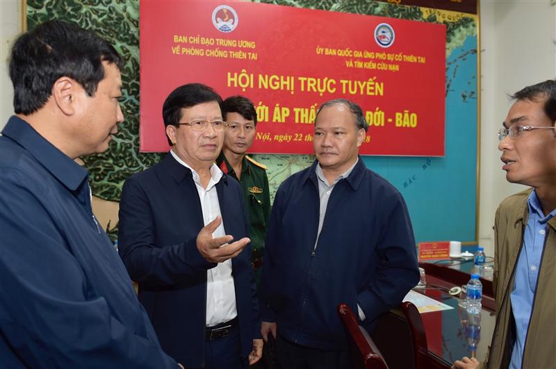 Phó Thủ tướng trao đổi với các đại biểu về tình hình và giải pháp ứng phó mưa bão. - Ảnh: VGP/Nhật Bắc