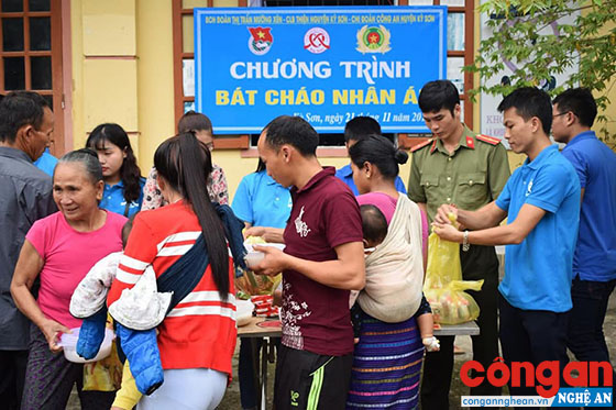 Các đoàn viên, thanh niên trao tận tay các bệnh nhân những bát cháo tình thương đầy ý nghĩa