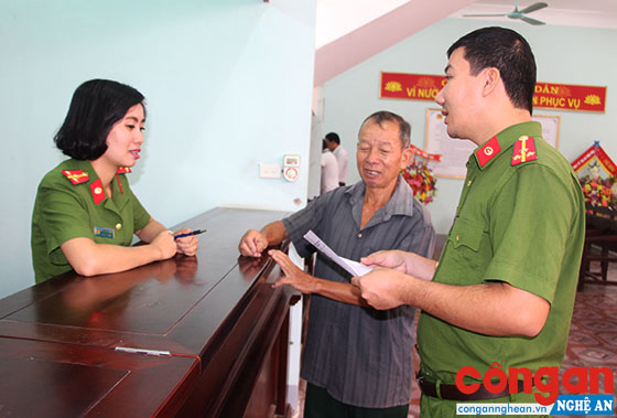  Cán bộ Đội Cảnh sát QLHC về TTXH Công an TX Thái Hoà tuyên truyền, hướng dẫn người dân thực hiện các quy định mới trong thủ tục xử phạt vi phạm hành chính