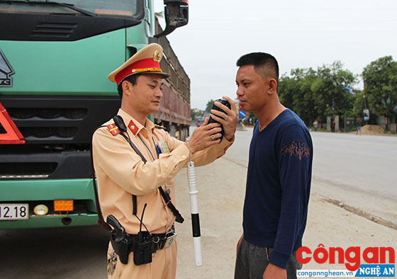 Cán bộ Trạm CSGT Diễn Châu thuộc Phòng CSGT Công an tỉnh kiểm tra người tham gia giao thông theo chuyên đề nồng độ cồn trên Quốc lộ 1A, đoạn qua địa bàn xã Diễn Hồng, huyện Diễn Châu - Ảnh: Cao Loan