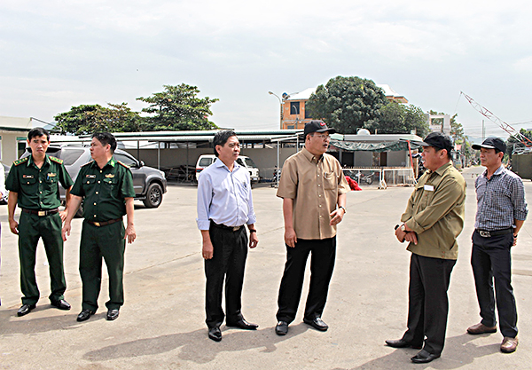 Đồng chí Nguyễn Văn Trình, Chủ tịch UBND tỉnh kiểm tra phương án phòng chống bão tại Cảng Phước Thái (huyện Long Điền).