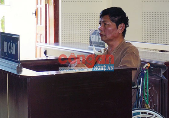 Mặc dù bị liệt nửa người nhưng bị cáo Nguyễn Thanh An (SN 1962) vẫn thực hiện hành vi dâm ô với cháu bé 10 tuổi bị thiểu năng trí tuệ 