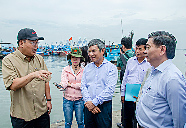 Đồng chí Nguyễn Văn Trình, Chủ tịch UBND tỉnh kiểm tra phương án phòng chống bão tại Cảng Bến Đá (phường 5, TP. Vũng Tàu).