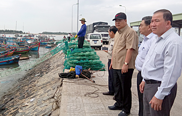 Đồng chí Nguyễn Văn Trình, Chủ tịch UBND tỉnh kiểm tra công tác neo đậu tàu thuyền của ngư dân tại cảng Bến Lội-Bình Châu (huyện Xuyên Mộc). Ảnh: Thanh Trí