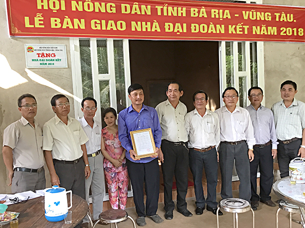 Lãnh đạo HND tỉnh, HND huyện và xã Cù Bị trao Quyết định tặng nhà ĐĐK cho hộ ông Trần Minh Trí.