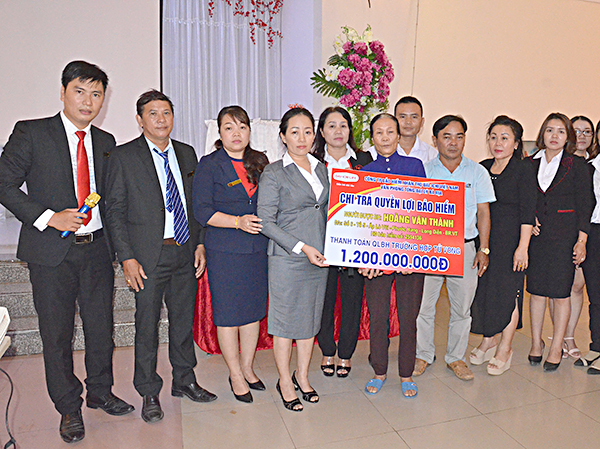 Chiều 23-11, tại thị trấn Long Hải (huyện Long Điền), Công ty Bảo hiểm nhân thọ Dai-ichi Life Việt Nam đã tổ chức lễ chi trả quyền lợi bảo hiểm cho khách hàng.