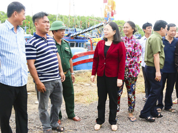 Đồng chí Nguyễn Thị Yến kiểm tra công tác phòng chống bão tại Đất Đỏ. Ảnh: THÙY LINH