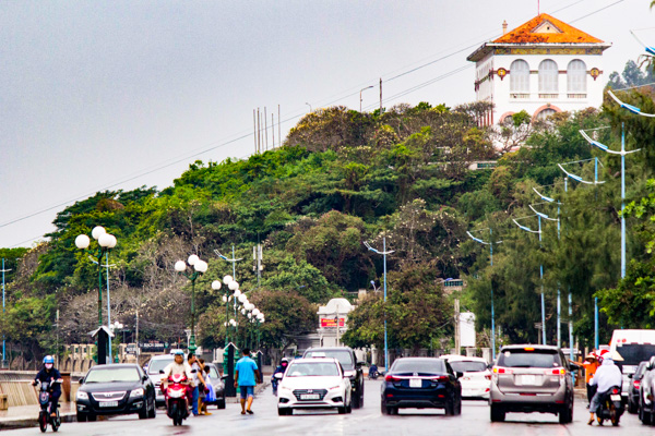 Dòng người xe tấp nập trên tuyến đường Quang Trung - Trần Phú, khu vực được cảnh báo sẽ có nhiều nguy hiểm khi xuất hiện gió mạnh.