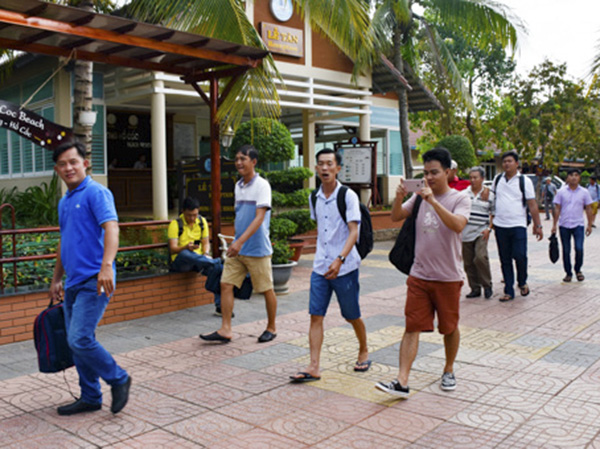 Đoàn du khách đến từ TP.Hồ Chí Minh rời khỏi Hương Phong-Hồ Cốc Beach Resort lúc 13 giờ.