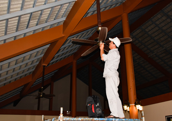 Nhân viên  Hương Phong-Hồ Cốc Beach Resort tháo gỡ quạt trần trong KDL để bảo đảm an toàn khi có mưa to gió lớn.