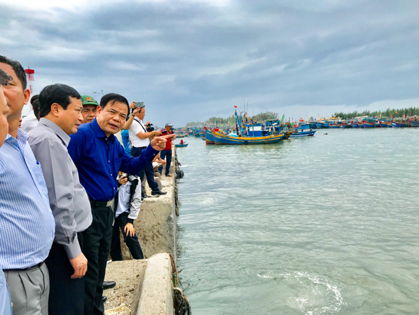Bộ trưởng Nguyễn Xuân Cường) kiểm tra tình hình tàu thuyền tránh trú bão tại Cảng Bến Lội - Bình Châu.