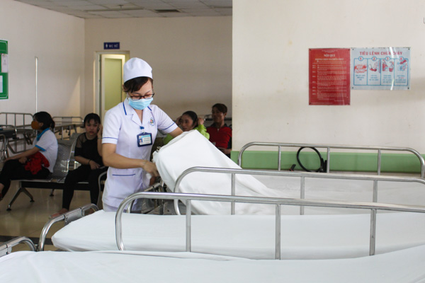 Nhân viên y tế của Bệnh viện Bà Rịa chuẩn bị giường nằm cho bệnh nhân.