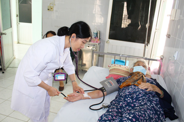 Bác sĩ của Bệnh viện Lê Lợi thăm khám cho bệnh nhân sáng 24-11.