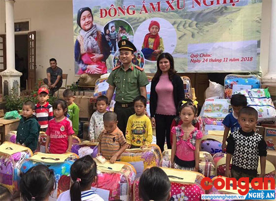 Đồng chí Lê Bá Nhân, Phó Bí thư Đoàn thanh niên Công an tỉnh tặng quà cho giáo viên và các em học sinh