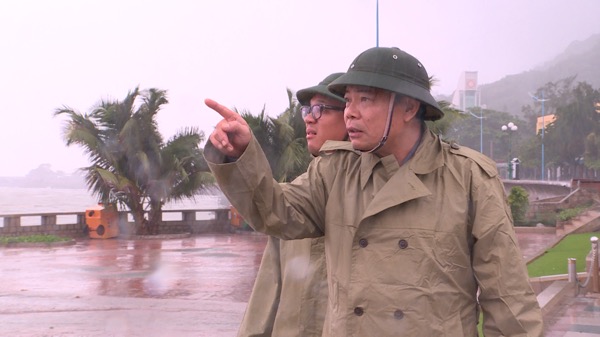 Bộ trưởng Bộ NN-PTNT Nguyễn Xuân Cường kiểm tra dọc bờ biển khu vực Bãi Trước (TP.Vũng Tàu).