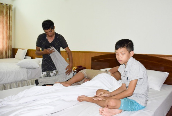 Cha con anh Đỗ Hoàng Hải bán vé số được khách sạn Fita Cao Su bố trí phòng ở tại khách sạn tối 24-11 và ngày 25-11. 