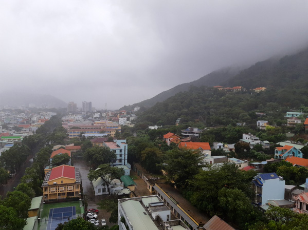 Thành phố Vũng Tàu âm u trong thời khắc bão đổ bộ.