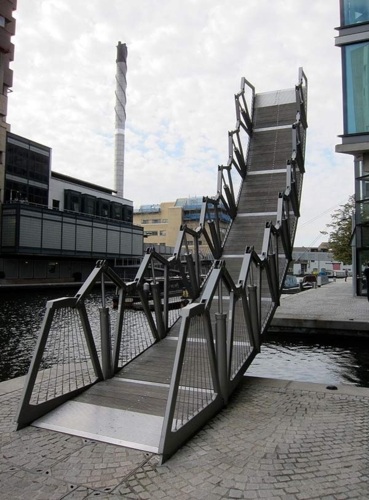 Cầu Rolling, Anh: Nằm ở khu Paddington Basin tại London, người ta chỉ biết đây là một cây cầu khi khối kim loại hình bát giác này 
