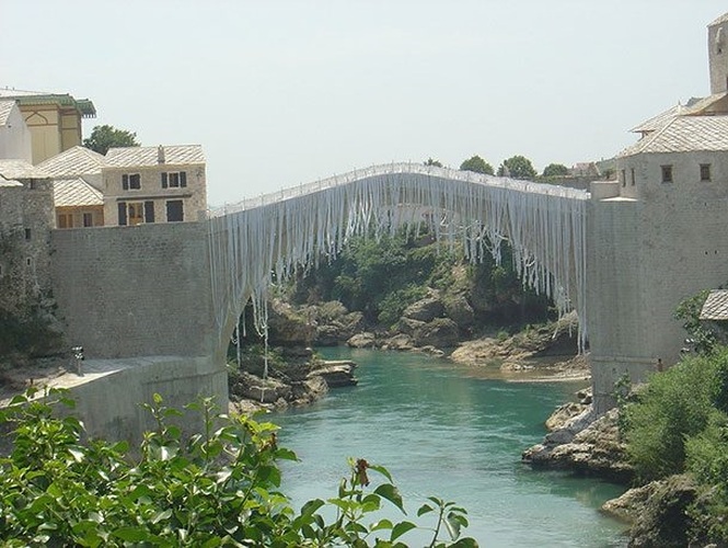 Cầu Stari Most, Bosnia: Stari Most được cho là xây dựng vào năm 1566 và tồn tại qua thời gian cho đến khi nó bị phá hủy năm 1993 khi chiến tranh Bosnia nổ ra. Tuy nhiên, cây cầu từ thế kỷ 16 này đã được xây dựng lại và đi vào hoạt động năm 2004.