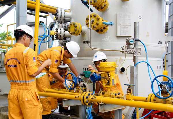 Nhờ giá dầu tăng cao nên nhiều DN dầu khí có số nộp ngân sách lớn. Trong ảnh:  Kỹ sư, công nhân PV Gas trong giờ sản xuất.