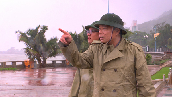 Bộ trưởng Nguyễn Xuân Cường kiểm tra công tác phòng chống bão số 9 ở khu vực Bãi Trước, TP.Vũng Tàu. Ảnh: MINH TRÍ