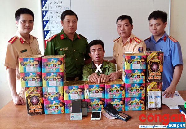 Đối tượng Nguyễn Xuân Thủy (X) bị Công an huyện Tân Kỳ bắt giữ cùng tang vật vụ án
