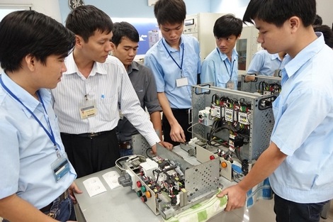 Khi thực hiện tự chủ đại học, đòi hỏi các cơ sở đào tạo phải bắt tay với doanh nghiệp để cung – cầu nhân lực gặp nhau.