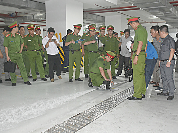 Lực lượng Cảnh sát PCCC Công an tỉnh kiểm tra áp suất vòi phun nước cứu hỏa tại chung cư Melody Vũng Tàu.