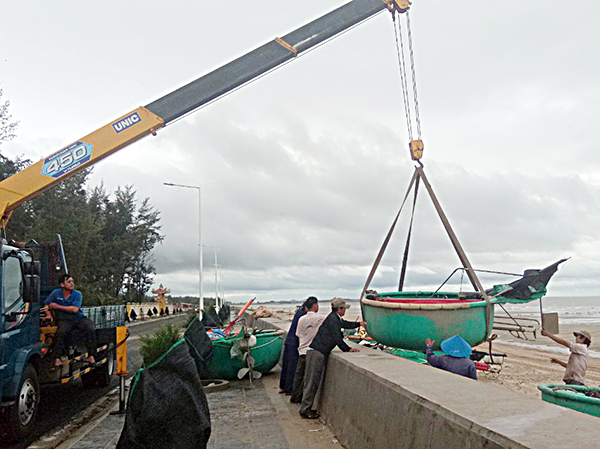 Ngư dân làng chài Phước Hải (huyện Đất Đỏ) hạ thuyền xuống bến chuẩn bị cho chuyến biển sau bão.