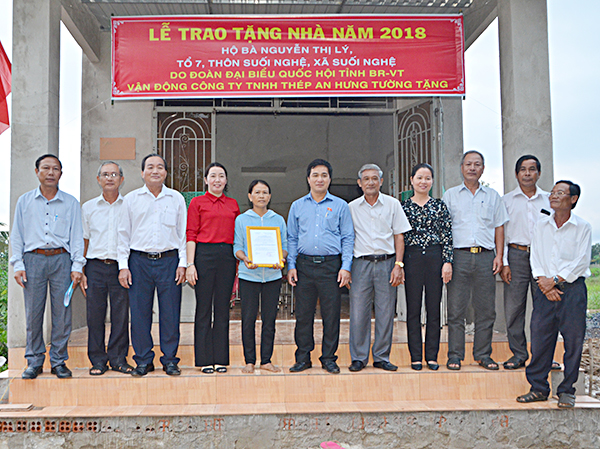 Lễ bàn giao nhà “Đại đoàn kết” cho cho gia đình bà Nguyễn Thị Lý.