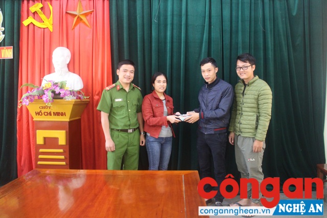 Anh Mai Văn Quang và Trần Anh Tuấn cùng Trung úy Phạm Văn Xu - Cán bộ Công an phường Đông Vĩnh trao trả tài sản cho chị Trần Thị Thu Thủy