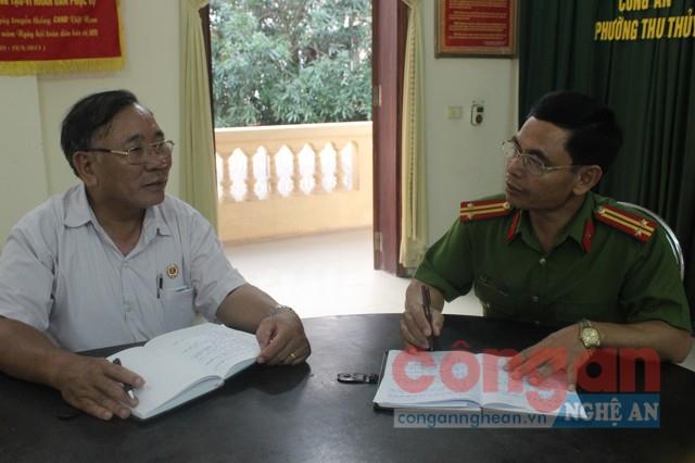 Ông Trịnh Xuân Tương bàn giải pháp đảm bảo ANTT  với đồng chí Trưởng Công an phường Thu Thủy
