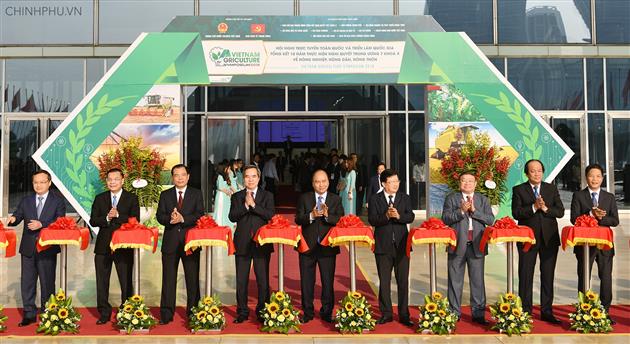 Thủ tướng cắt băng khai mạc Triển lãm quốc gia giới thiệu thành tựu 10 năm thực hiện nghị quyết