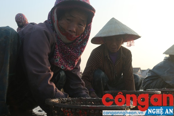 Khuôn mặt buồn bã của người làm công khi thấy hoàn cảnh chủ bị thiệt hại nặng