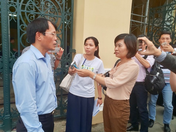 Ông Vũ Văn Đảo trao đổi với báo chí sau phiên tòa sơ thẩm.