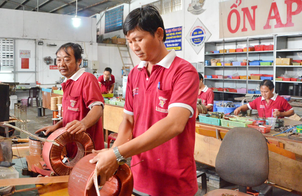 11 tháng đầu năm, doanh thu thương mại-dịch vụ của huyện Long Điền đạt 9.917 tỷ đồng (đạt 93,7% kế hoạch). Trong ảnh: Công nhân DN tư nhân ổn áp Long Đất, huyện Long Điền trong giờ sản xuất.