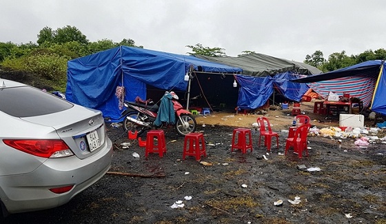 Dãy nhà bạt trong khu đất hoang nơi các đối tượng sát phạt nhau.