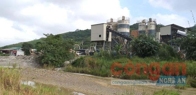 Trạm trộn bê tông thương phẩm của Công ty VIMECO xây dựng trên khu đất thuộc quyền quản lý của Công ty 36-32, xả thải trực tiếp ra môi trường