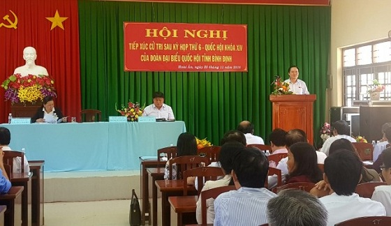 Bộ trưởng Bộ GD&ĐT Phùng Xuân Nhạ tiếp xúc cử tri. Ảnh: Bộ GD&ĐT cung cấp
