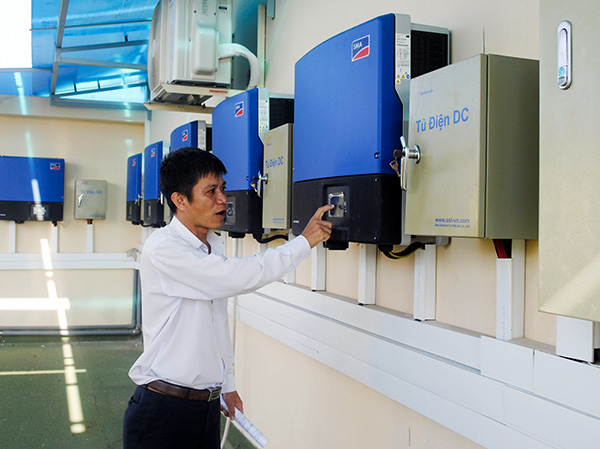 Nhân viên Công ty Điện lực BR-VT kiểm tra lượng điện sinh ra từ hệ thống pin năng lượng mặt trời tại công ty.