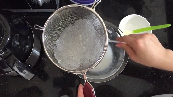 Làm nhuyễn thức ăn bằng rây lưới sắt.