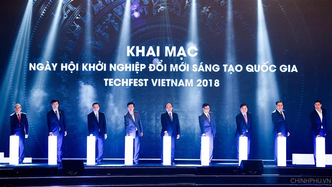 Thủ tướng Nguyễn Xuân Phúc cùng các đại biểu thực hiện nghi thức khai mạc Ngày hội khởi nghiệp đổi mới sáng tạo quốc gia TECHFEST VIETNAM 2018. Ảnh VGP/Quang Hiếu