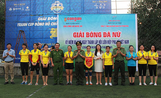  Trao giải Nhất cho Đội Báo Công an Nghệ An tại Giải bóng đá nữ nhân kỷ niệm ngày Phụ nữ Việt Nam 20/10