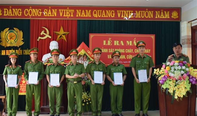 Lãnh Công an huyện đã trao quyết định cho Đội Cảnh sát phòng cháy chữa cháy và cứu nạn cứu hộ.
