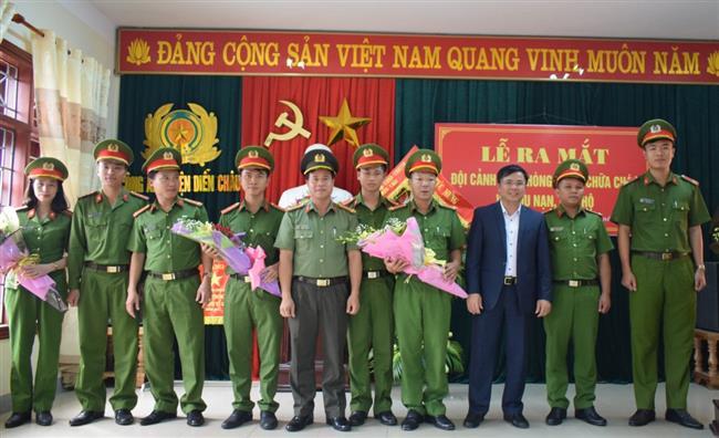 Lãnh đạo huyện Diễn Châu tặng hoa cho Đội Cảnh sát phòng cháy chữa cháy và cứu nạn cứu hộ. 